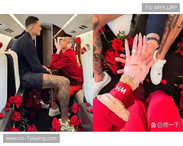 足球场上浪漫求婚瞬间 球星亲自下跪向女友求婚 感动全场观众